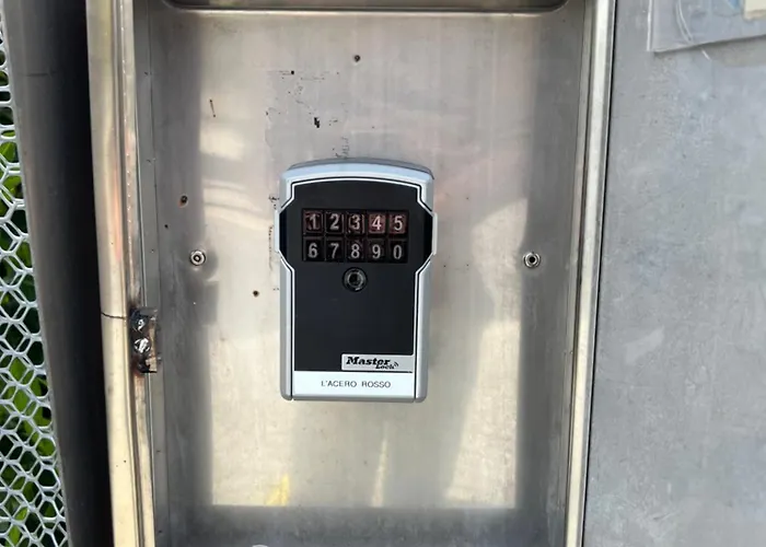 L'acero Rosso - Giardino Privato E Box Auto Nyaraló