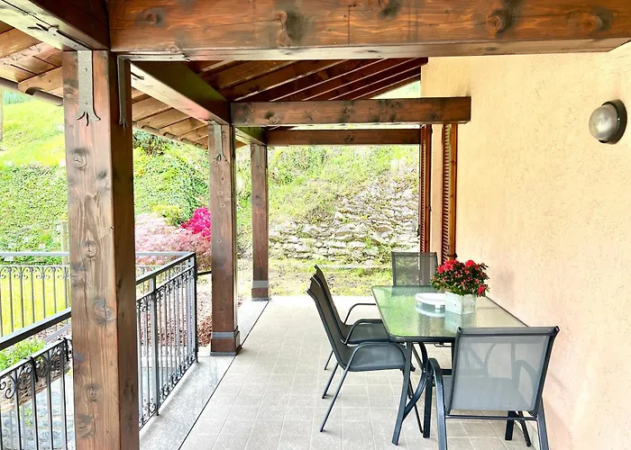 L'acero Rosso - Giardino Privato E Box Auto Nyaraló *